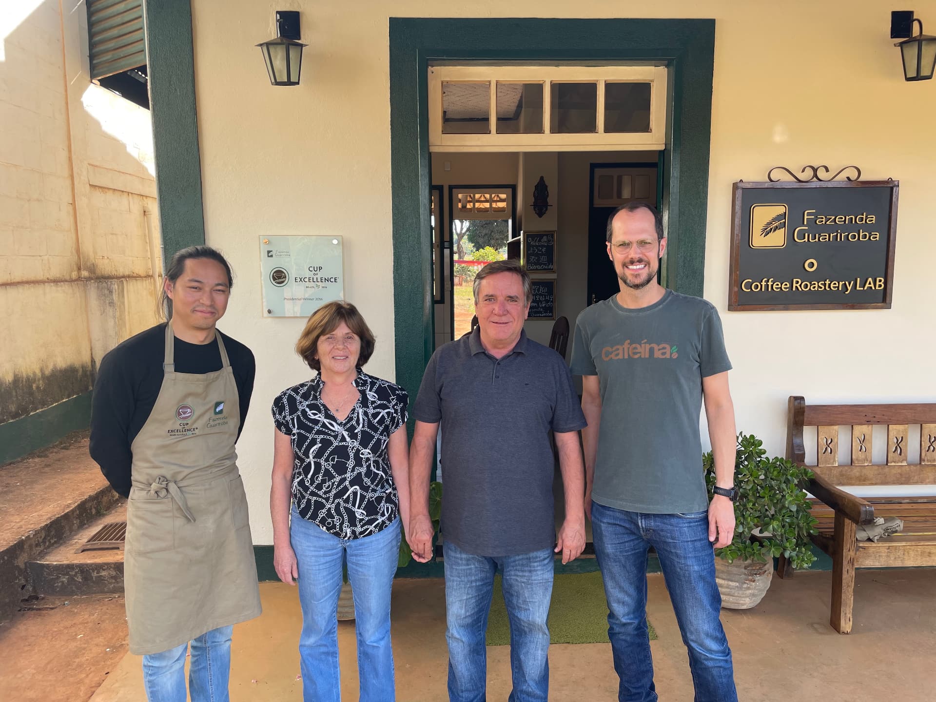 L’équipe de Fazenda Guariroba et Co-Roasting® devant le Coffee Roastery LAB de la ferme, à côté de la plaque Cup of Excellence Brazil 2016